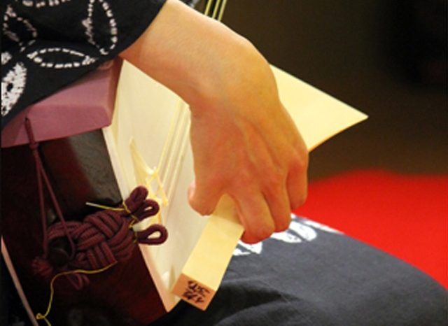 Striking the strings with the plectrum