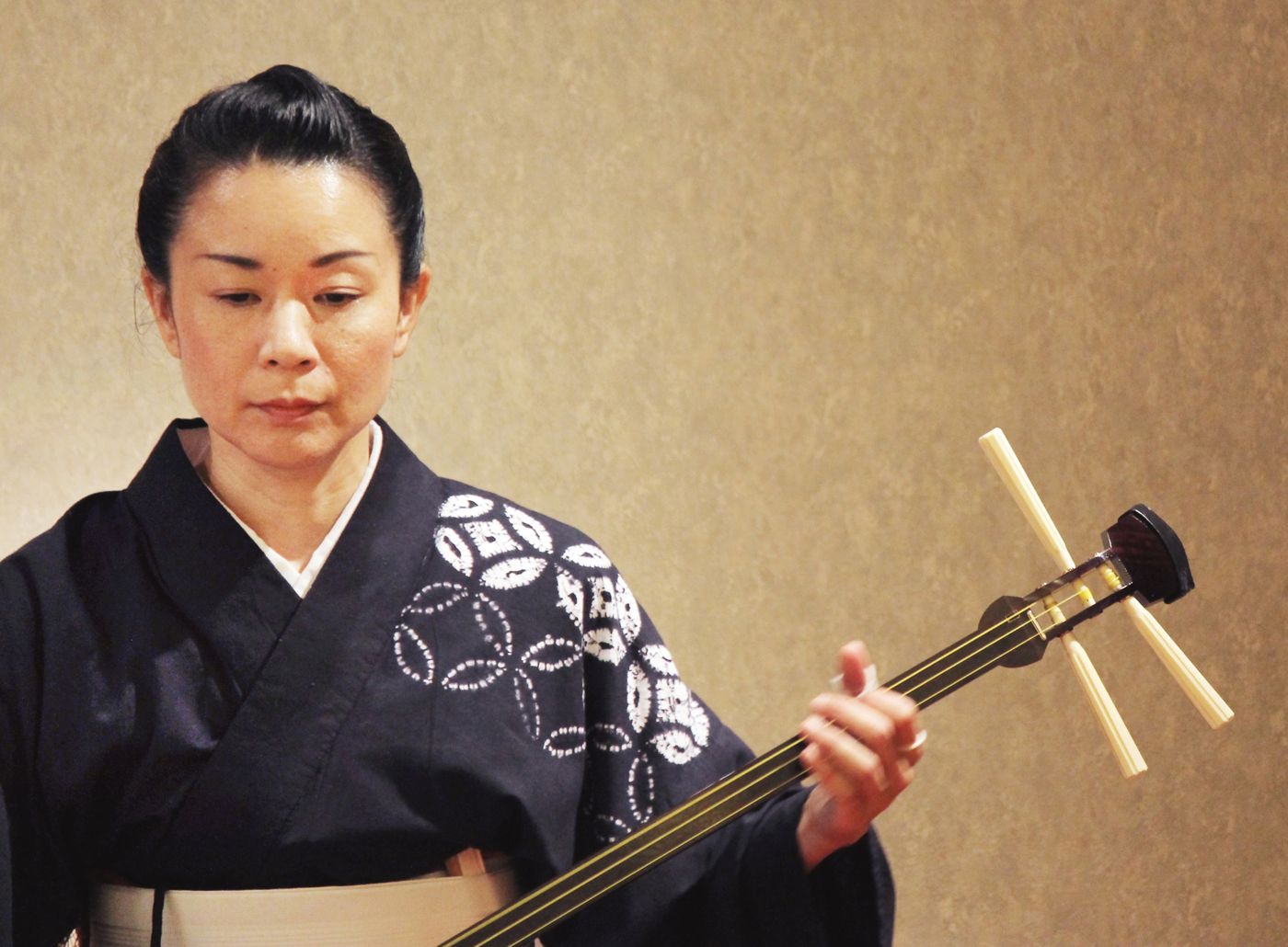 Sajimaro Kineya holding her shamisen
